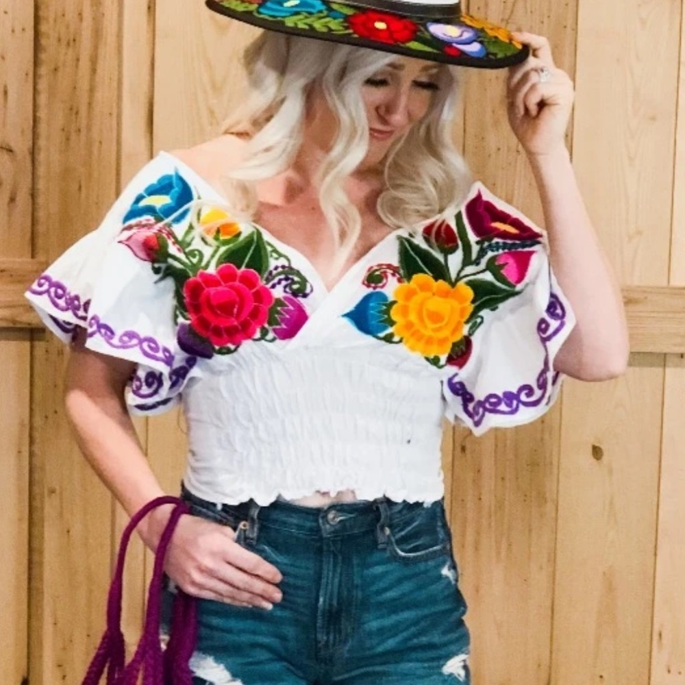White Off The Shoulder floral Embroidered Crop Top
